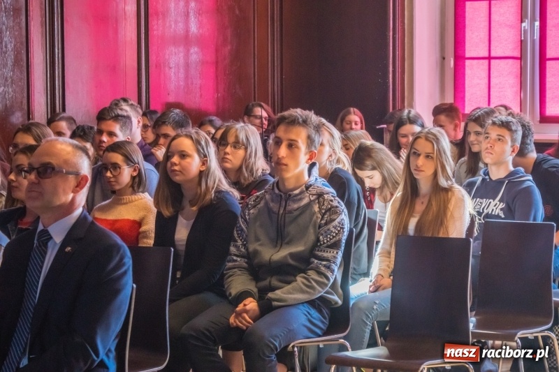 Zdjęcie w galerii na portalu naszraciborz.pl: Młodzi pasjonaci historii walczyli o bilet do Brukseli wiadomości z regionu