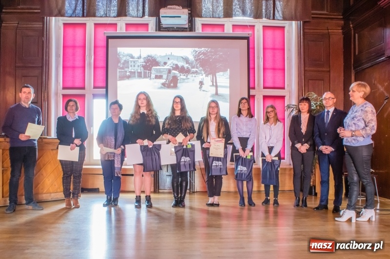 Zdjęcie w galerii na portalu naszraciborz.pl: Młodzi pasjonaci historii walczyli o bilet do Brukseli wiadomości z regionu