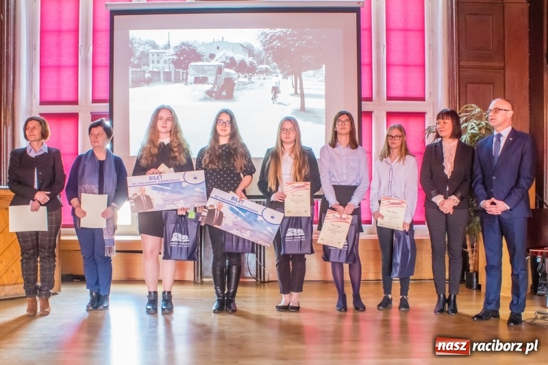 Zdjęcie w galerii na portalu naszraciborz.pl: Młodzi pasjonaci historii walczyli o bilet do Brukseli wiadomości z regionu