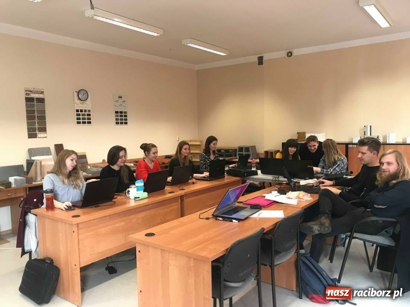 Zdjęcie w galerii na portalu naszraciborz.pl: Ochrona budynków przed korozją biologiczną, czyli specjalistyczne szkolenie dla studentów architektury wiadomości z regionu