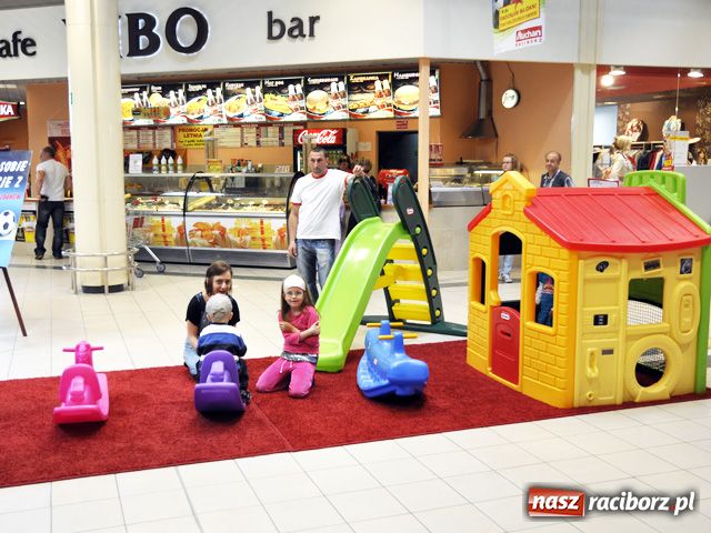 Zdjęcie w galerii na portalu naszraciborz.pl: Majdan rozdaje autografy w Auchan wiadomości z regionu