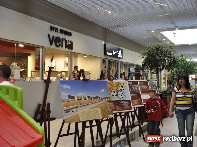 Zdjęcie w galerii na portalu naszraciborz.pl: Majdan rozdaje autografy w Auchan wiadomości z regionu