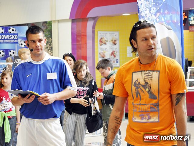 Zdjęcie w galerii na portalu naszraciborz.pl: Majdan rozdaje autografy w Auchan wiadomości z regionu