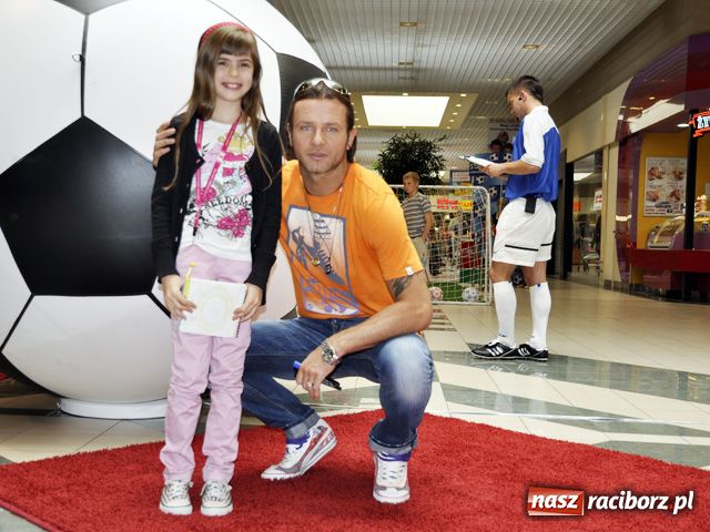 Zdjęcie w galerii na portalu naszraciborz.pl: Majdan rozdaje autografy w Auchan wiadomości z regionu