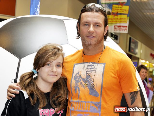 Zdjęcie w galerii na portalu naszraciborz.pl: Majdan rozdaje autografy w Auchan wiadomości z regionu