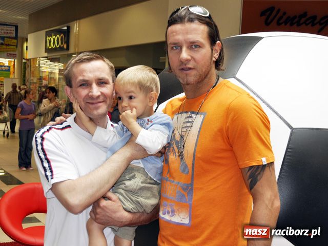 Zdjęcie w galerii na portalu naszraciborz.pl: Majdan rozdaje autografy w Auchan wiadomości z regionu