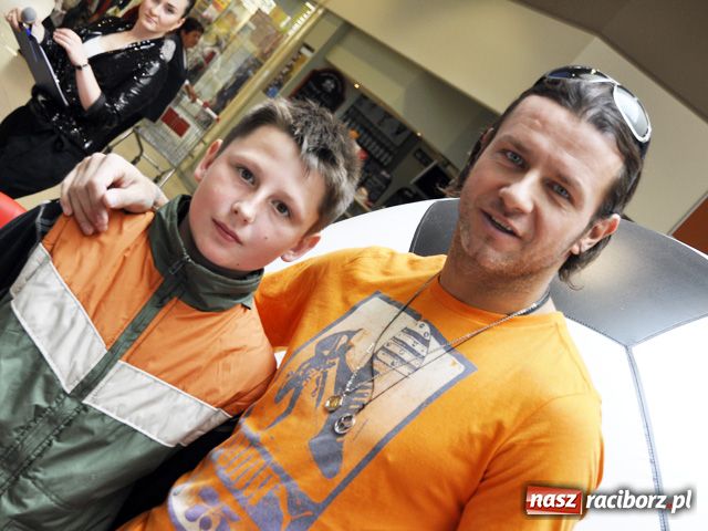 Zdjęcie w galerii na portalu naszraciborz.pl: Majdan rozdaje autografy w Auchan wiadomości z regionu