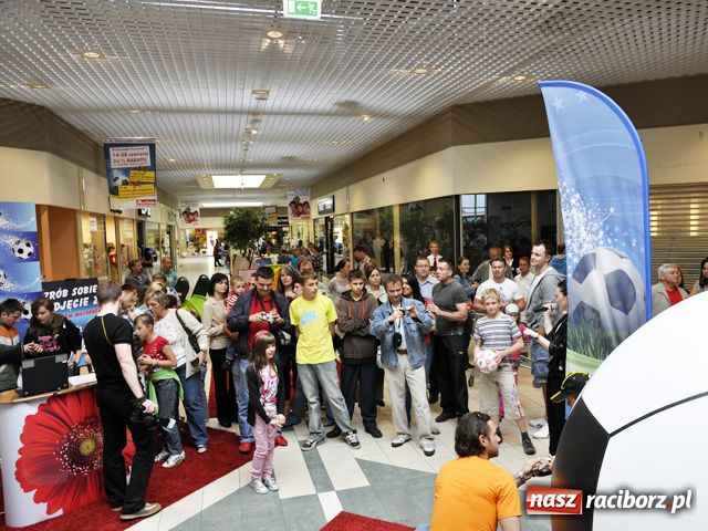 Zdjęcie w galerii na portalu naszraciborz.pl: Majdan rozdaje autografy w Auchan wiadomości z regionu