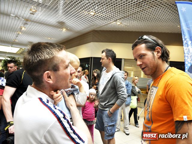 Zdjęcie w galerii na portalu naszraciborz.pl: Majdan rozdaje autografy w Auchan wiadomości z regionu