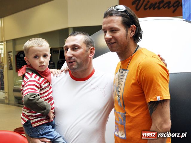 Zdjęcie w galerii na portalu naszraciborz.pl: Majdan rozdaje autografy w Auchan wiadomości z regionu