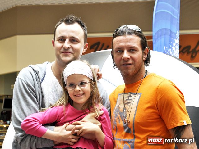 Zdjęcie w galerii na portalu naszraciborz.pl: Majdan rozdaje autografy w Auchan wiadomości z regionu