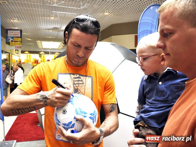 Zdjęcie w galerii na portalu naszraciborz.pl: Majdan rozdaje autografy w Auchan wiadomości z regionu