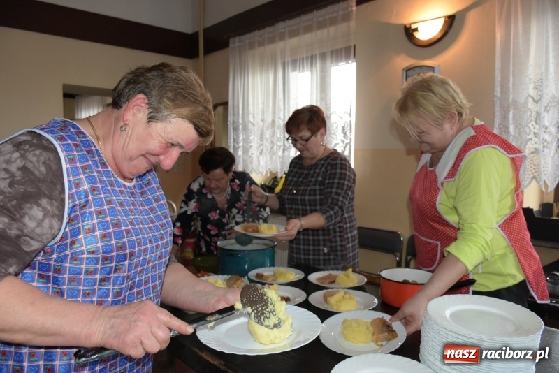 Zdjęcie w galerii na portalu naszraciborz.pl: Seniorzy z Tworkowa świętowali Dzień Kobiet  wiadomości z regionu