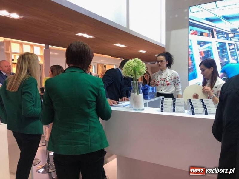 Zdjęcie w galerii na portalu naszraciborz.pl: Produkty spod Raciborza i włoska kawa. Eko-Okna na targach w Mediolanie wiadomości z regionu