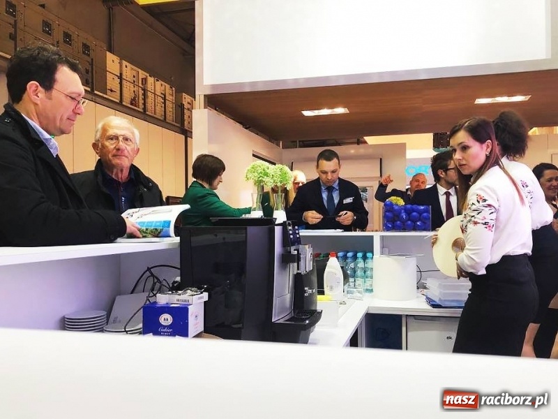 Zdjęcie w galerii na portalu naszraciborz.pl: Produkty spod Raciborza i włoska kawa. Eko-Okna na targach w Mediolanie wiadomości z regionu