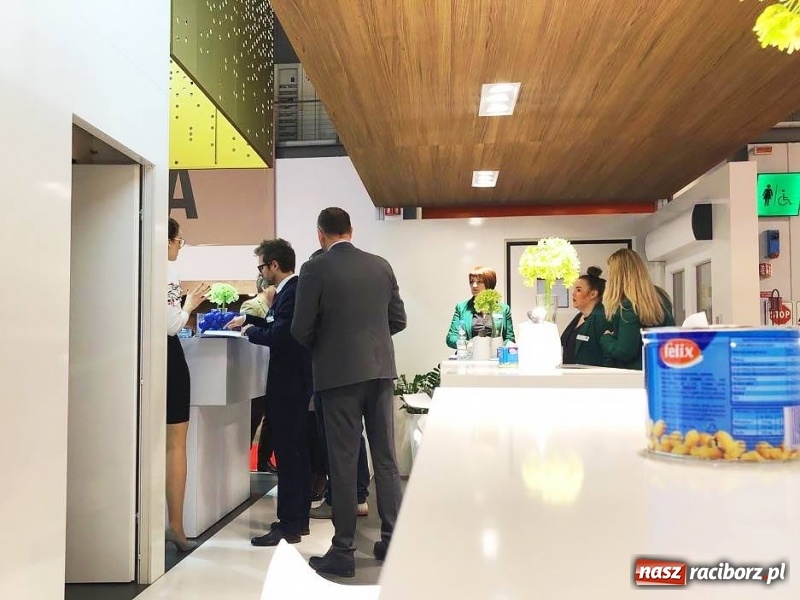 Zdjęcie w galerii na portalu naszraciborz.pl: Produkty spod Raciborza i włoska kawa. Eko-Okna na targach w Mediolanie wiadomości z regionu