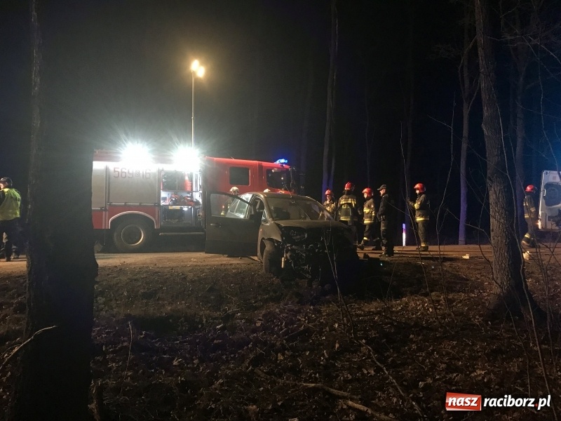 Zdjęcie w galerii na portalu naszraciborz.pl: 39-latek z forda w ciężkim stanie przetransportowany do szpitala [FOTO] wiadomości z regionu