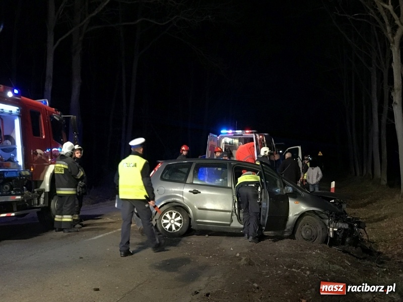 Zdjęcie w galerii na portalu naszraciborz.pl: 39-latek z forda w ciężkim stanie przetransportowany do szpitala [FOTO] wiadomości z regionu