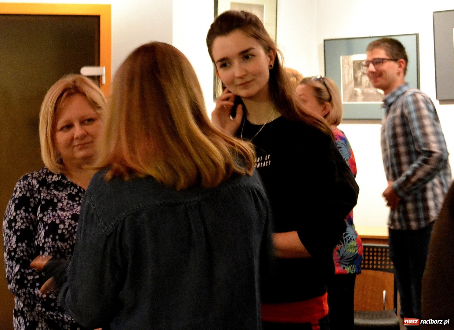 Zdjęcie w galerii na portalu naszraciborz.pl: Bez przewodnika. Wernisaż wystawy M. Furmanowicza wiadomości z regionu