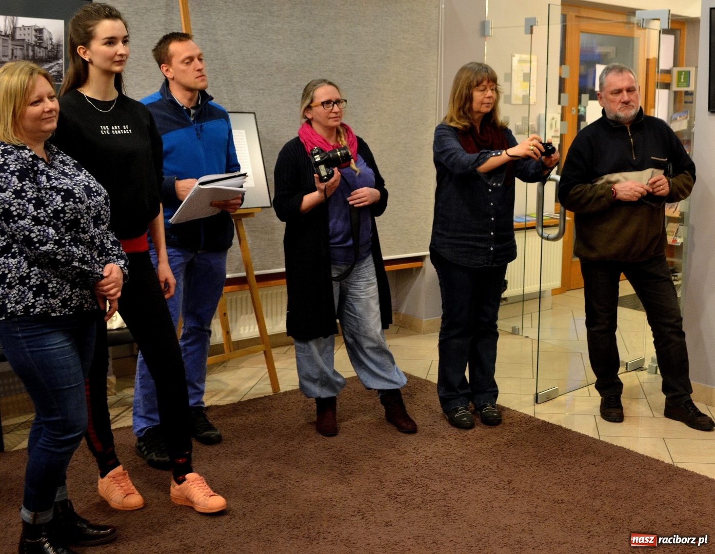 Zdjęcie w galerii na portalu naszraciborz.pl: Bez przewodnika. Wernisaż wystawy M. Furmanowicza wiadomości z regionu