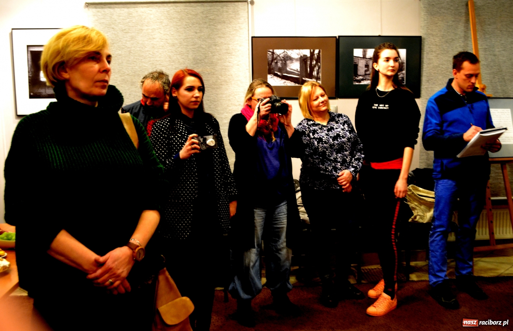 Zdjęcie w galerii na portalu naszraciborz.pl: Bez przewodnika. Wernisaż wystawy M. Furmanowicza wiadomości z regionu