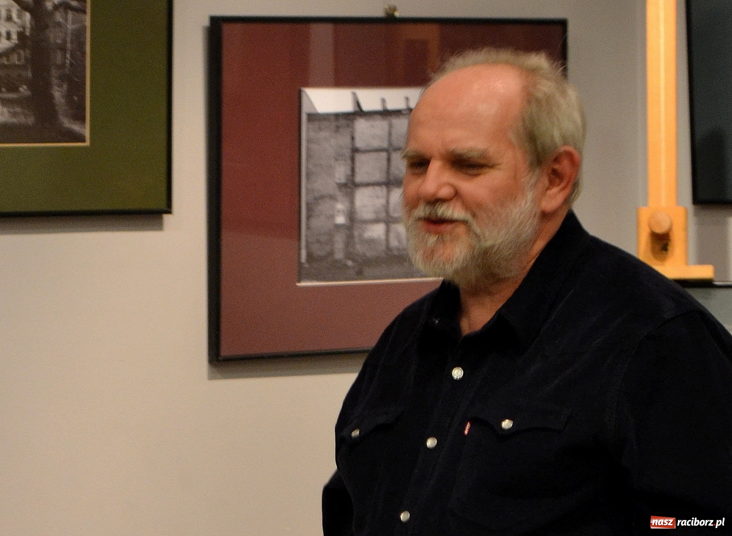 Zdjęcie w galerii na portalu naszraciborz.pl: Bez przewodnika. Wernisaż wystawy M. Furmanowicza wiadomości z regionu