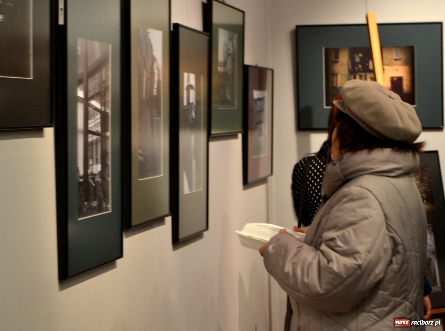 Zdjęcie w galerii na portalu naszraciborz.pl: Bez przewodnika. Wernisaż wystawy M. Furmanowicza wiadomości z regionu