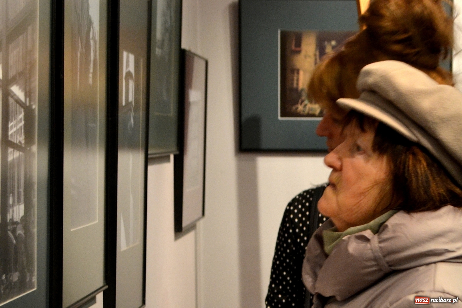 Zdjęcie w galerii na portalu naszraciborz.pl: Bez przewodnika. Wernisaż wystawy M. Furmanowicza wiadomości z regionu