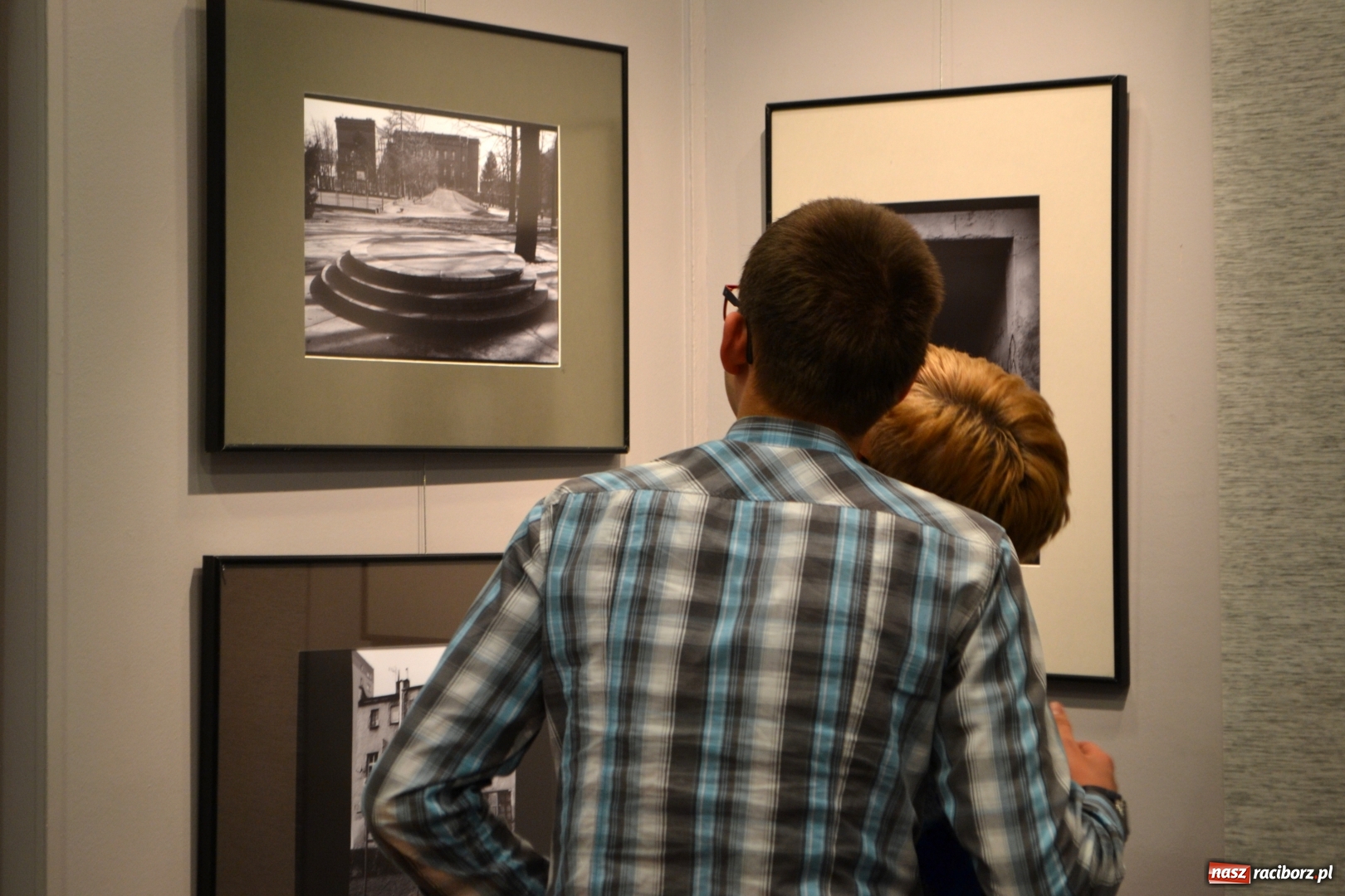 Zdjęcie w galerii na portalu naszraciborz.pl: Bez przewodnika. Wernisaż wystawy M. Furmanowicza wiadomości z regionu