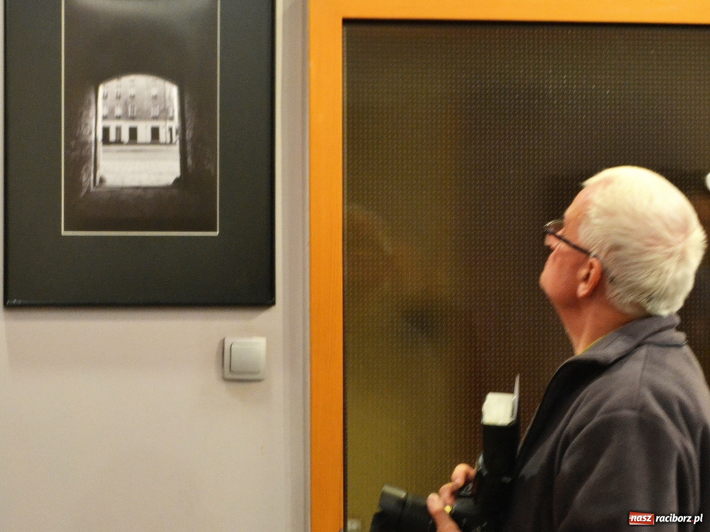 Zdjęcie w galerii na portalu naszraciborz.pl: Bez przewodnika. Wernisaż wystawy M. Furmanowicza wiadomości z regionu