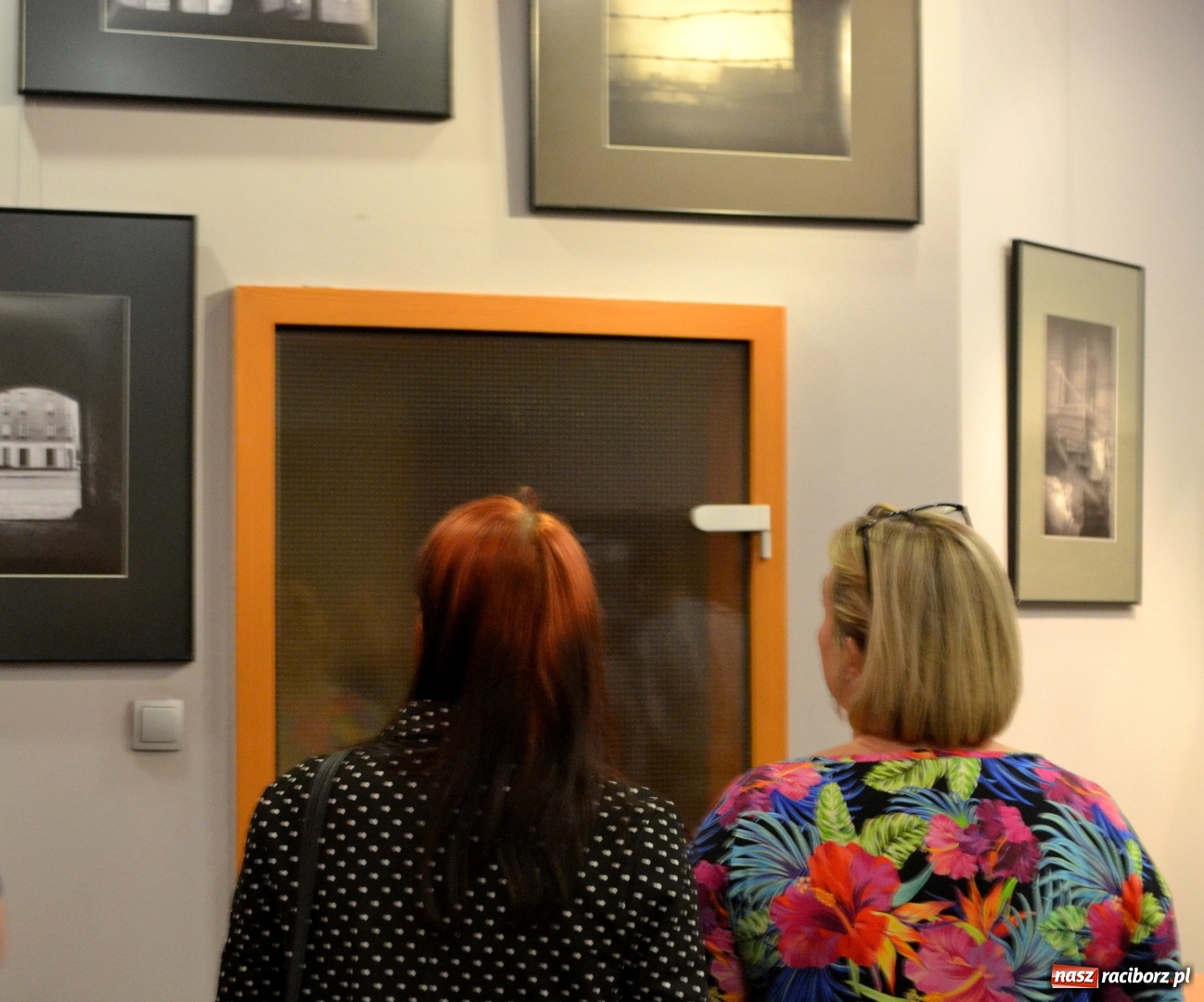 Zdjęcie w galerii na portalu naszraciborz.pl: Bez przewodnika. Wernisaż wystawy M. Furmanowicza wiadomości z regionu
