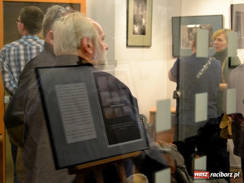 Zdjęcie w galerii na portalu naszraciborz.pl: Bez przewodnika. Wernisaż wystawy M. Furmanowicza wiadomości z regionu