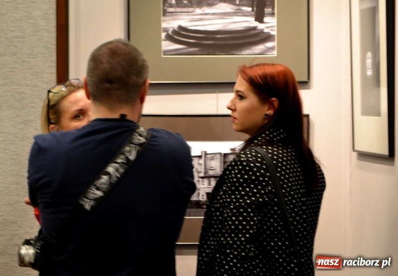 Zdjęcie w galerii na portalu naszraciborz.pl: Bez przewodnika. Wernisaż wystawy M. Furmanowicza wiadomości z regionu