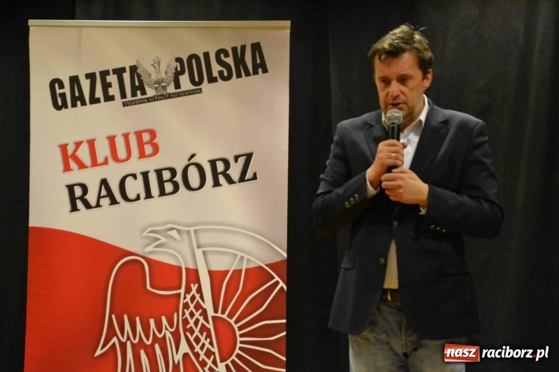 Zdjęcie w galerii na portalu naszraciborz.pl: Witold Gadowski spotkał się z czytelnikami na zamku wiadomości z regionu
