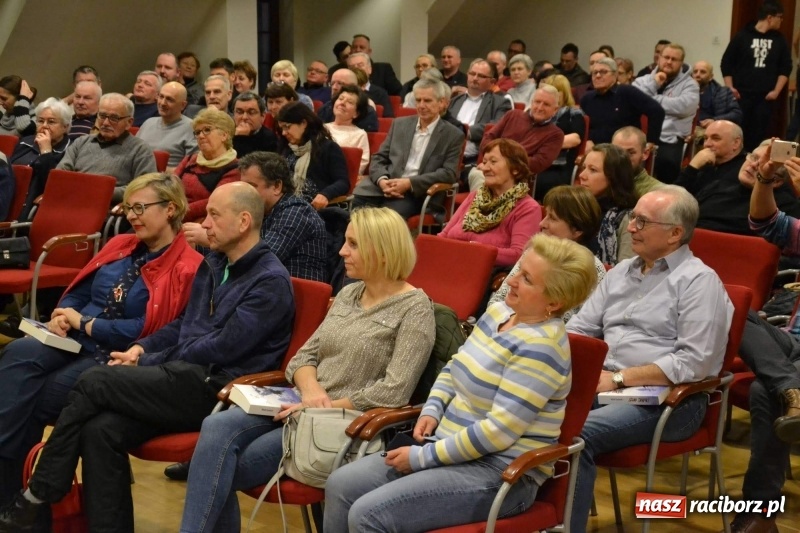Zdjęcie w galerii na portalu naszraciborz.pl: Witold Gadowski spotkał się z czytelnikami na zamku wiadomości z regionu