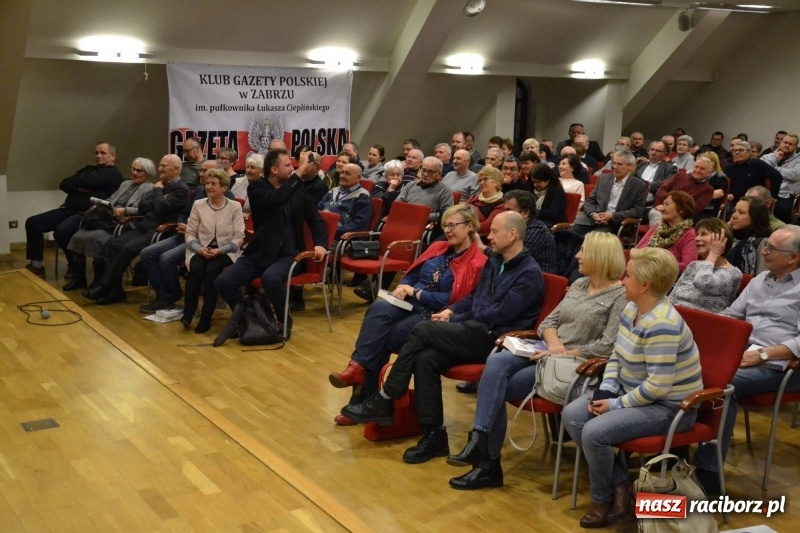 Zdjęcie w galerii na portalu naszraciborz.pl: Witold Gadowski spotkał się z czytelnikami na zamku wiadomości z regionu