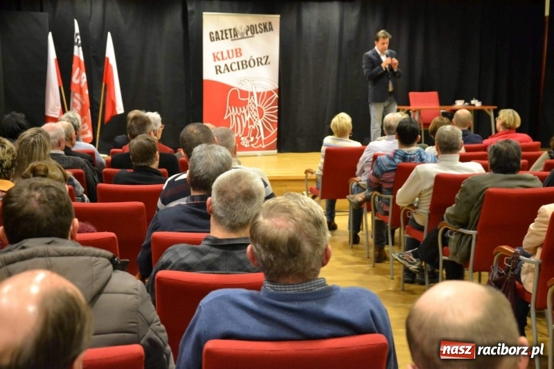 Zdjęcie w galerii na portalu naszraciborz.pl: Witold Gadowski spotkał się z czytelnikami na zamku wiadomości z regionu