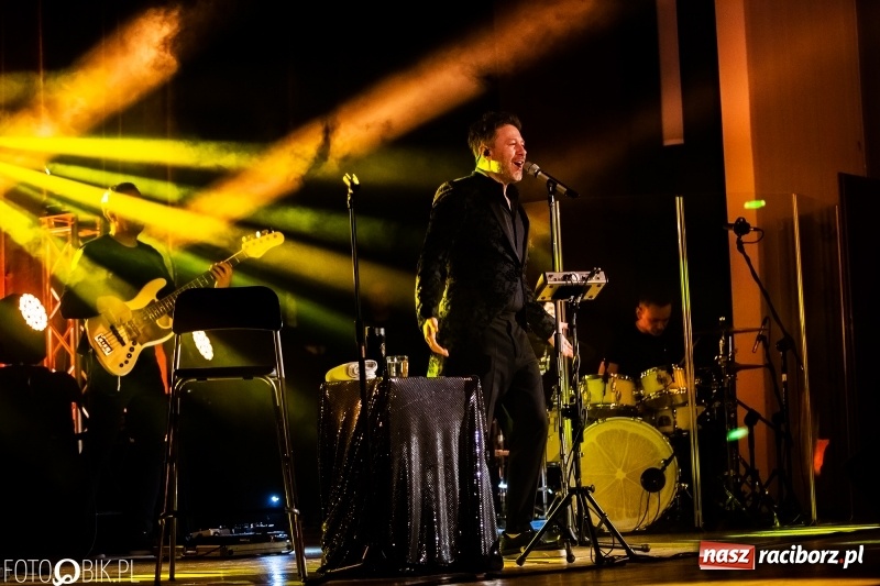 Zdjęcie w galerii na portalu naszraciborz.pl: Koncert Andrzeja Piasecznego w Raciborskim Centrum Kultury wiadomości z regionu