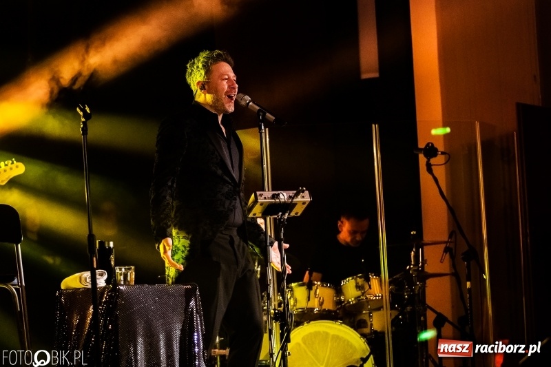 Zdjęcie w galerii na portalu naszraciborz.pl: Koncert Andrzeja Piasecznego w Raciborskim Centrum Kultury wiadomości z regionu