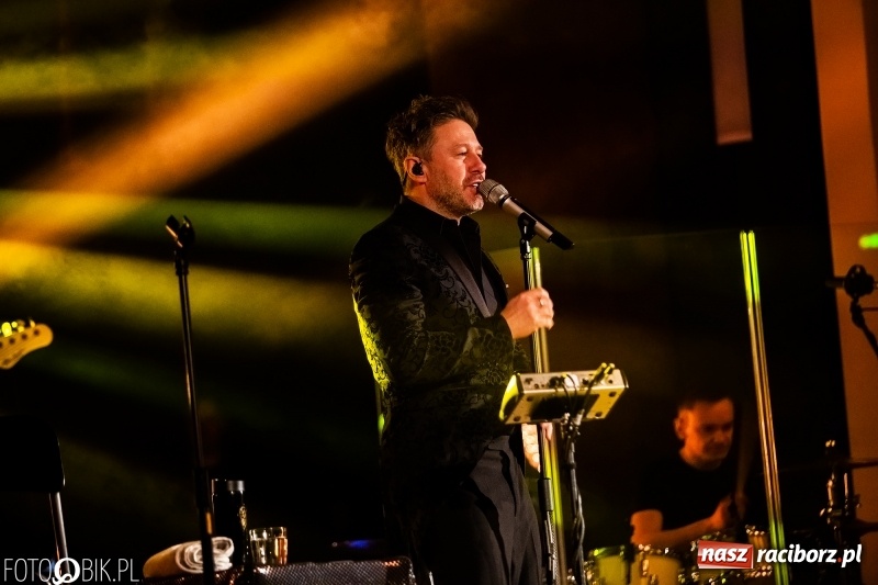 Zdjęcie w galerii na portalu naszraciborz.pl: Koncert Andrzeja Piasecznego w Raciborskim Centrum Kultury wiadomości z regionu