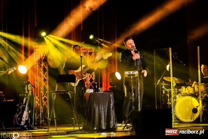 Zdjęcie w galerii na portalu naszraciborz.pl: Koncert Andrzeja Piasecznego w Raciborskim Centrum Kultury wiadomości z regionu
