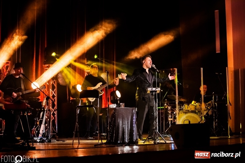 Zdjęcie w galerii na portalu naszraciborz.pl: Koncert Andrzeja Piasecznego w Raciborskim Centrum Kultury wiadomości z regionu