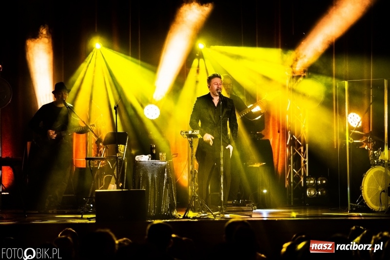 Zdjęcie w galerii na portalu naszraciborz.pl: Koncert Andrzeja Piasecznego w Raciborskim Centrum Kultury wiadomości z regionu