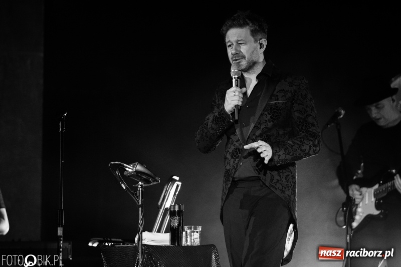 Zdjęcie w galerii na portalu naszraciborz.pl: Koncert Andrzeja Piasecznego w Raciborskim Centrum Kultury wiadomości z regionu