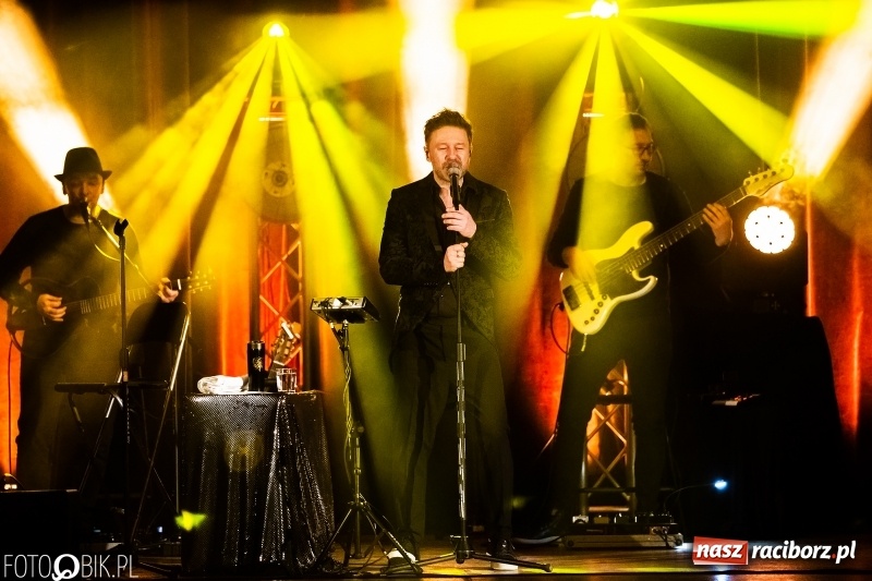 Zdjęcie w galerii na portalu naszraciborz.pl: Koncert Andrzeja Piasecznego w Raciborskim Centrum Kultury wiadomości z regionu