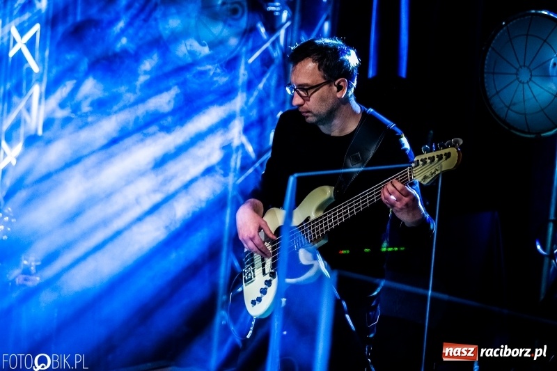 Zdjęcie w galerii na portalu naszraciborz.pl: Koncert Andrzeja Piasecznego w Raciborskim Centrum Kultury wiadomości z regionu