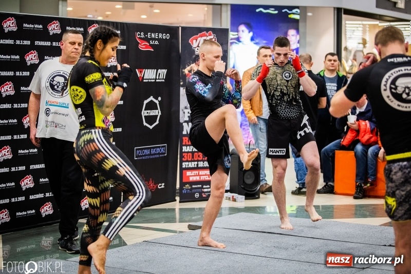 Zdjęcie w galerii na portalu naszraciborz.pl: Pokazowy trening przed galą MMA  wiadomości z regionu