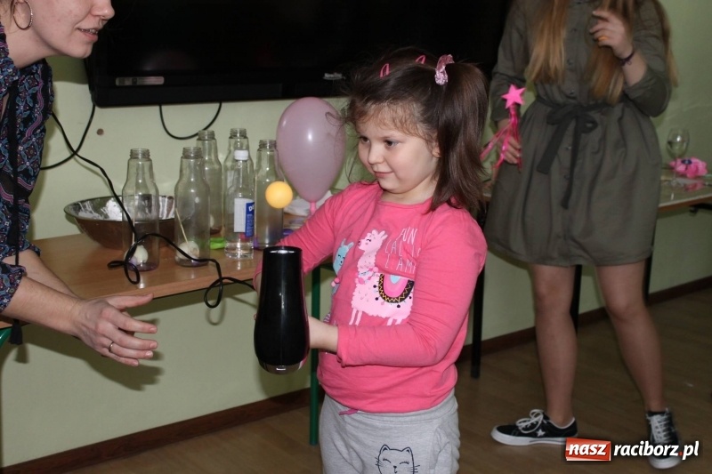 Zdjęcie w galerii na portalu naszraciborz.pl: Zaczarowany świat fizyki w SP 2 na Płoni  wiadomości z regionu