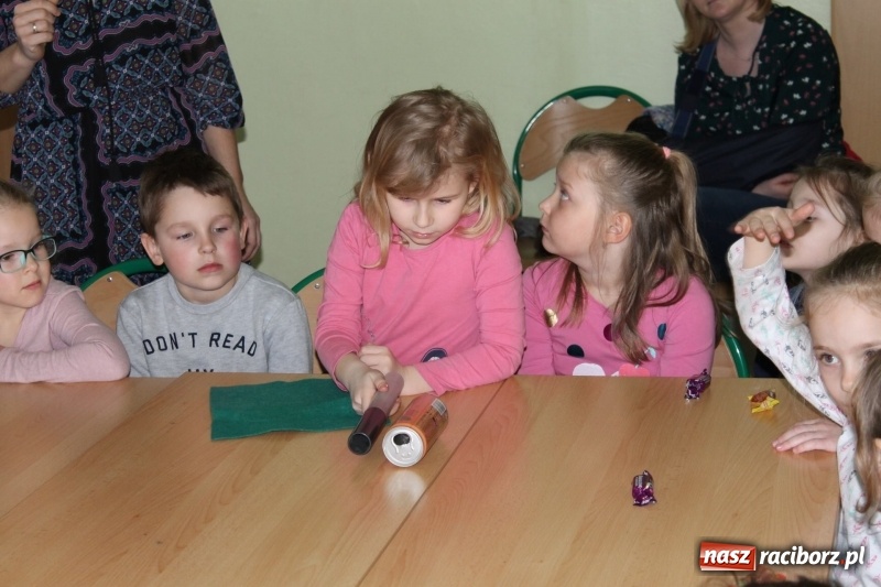 Zdjęcie w galerii na portalu naszraciborz.pl: Zaczarowany świat fizyki w SP 2 na Płoni  wiadomości z regionu