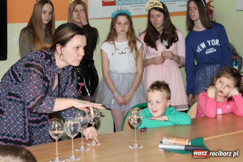 Zdjęcie w galerii na portalu naszraciborz.pl: Zaczarowany świat fizyki w SP 2 na Płoni  wiadomości z regionu